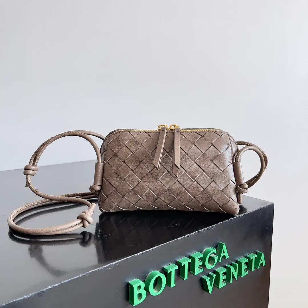 Batch 1260 BV new mini bag ceiling Bottegaveneta new Concert Pouch bag is small and has a large capacity. It can hold a Pro max mobile phone. The shoulder strap is adjustable for cross-body carry. It is very cost-effective when carried on one shoulder. The latest small bag in autumn has a lot of capacity. It can hold 4 short clips. I also tried it and it can hold one of my fists. It is cute, the capacity is touching and the length of the shoulder strap is adjustable for daily commuting. Full score 10 #bv woven bag Style number: 794258 Size: 18.5*11.5*8.5cm